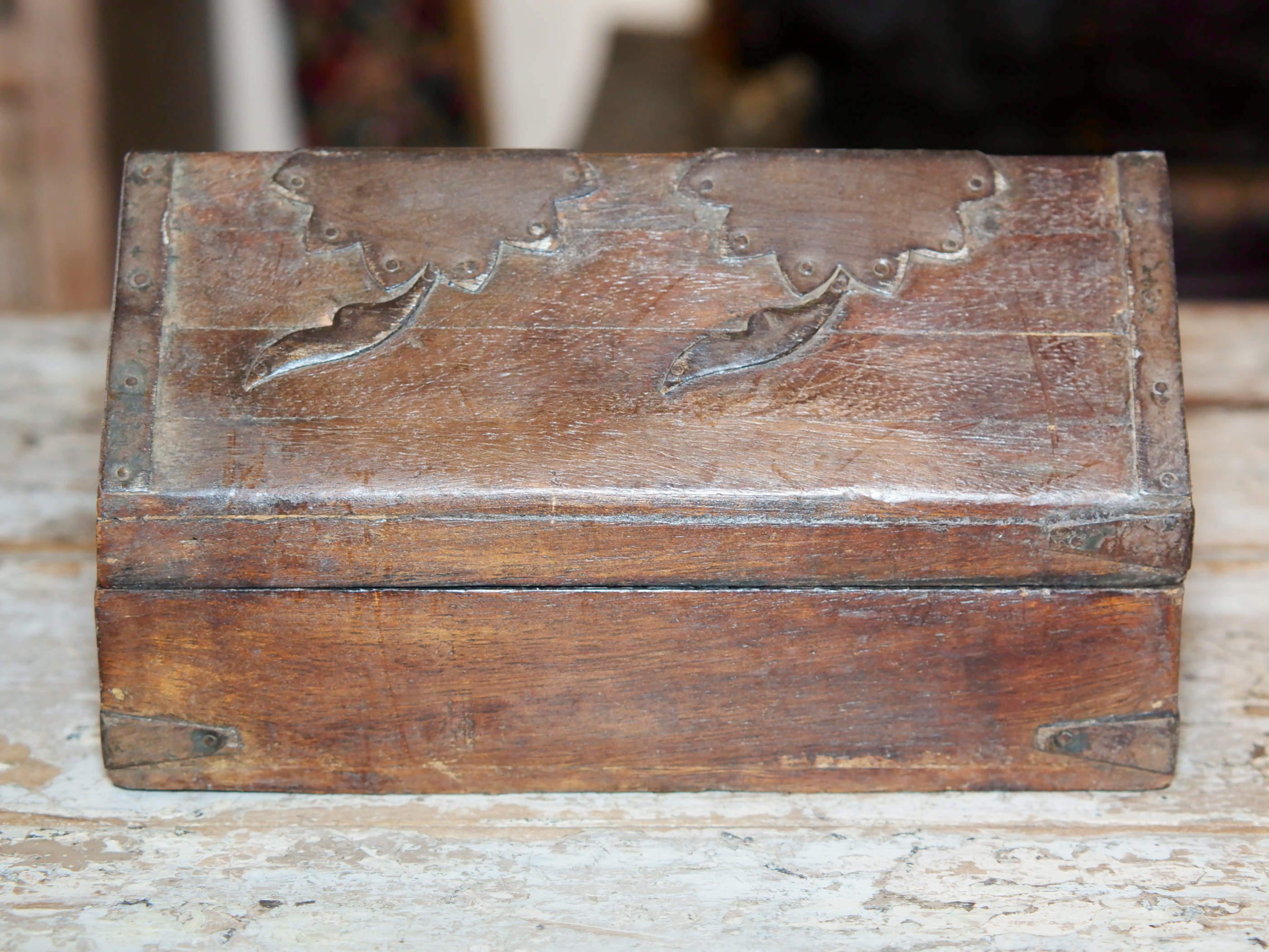 box indiano in legno di teak e metallo. costruito ed assemblato artigianalmente, originale in ogni parte.  dimensioni 22x12 h13cm