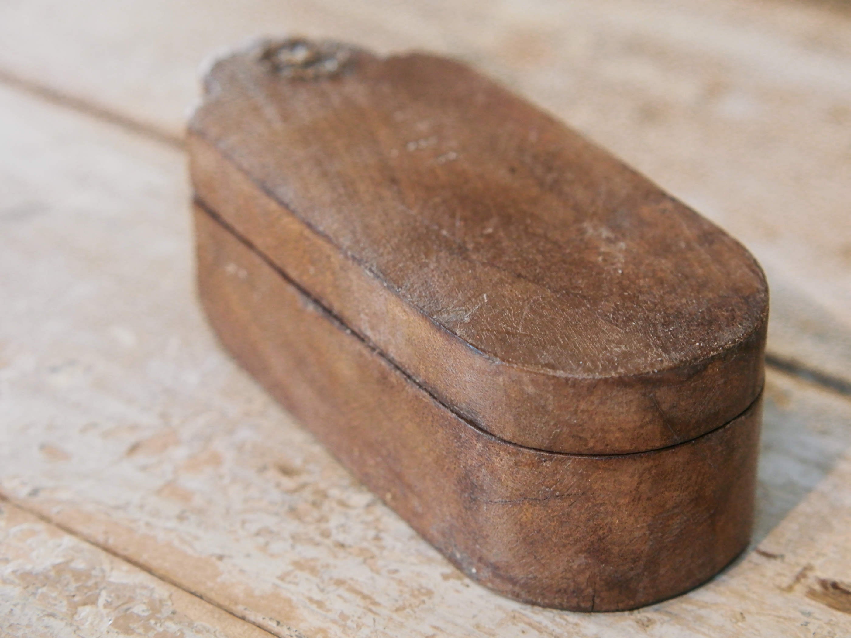 Portaspezie indiana in legno. Ricavata da un unico tronco inciso e incavato a mano, pezzo unico.  dimensioni 17x7 h5cm