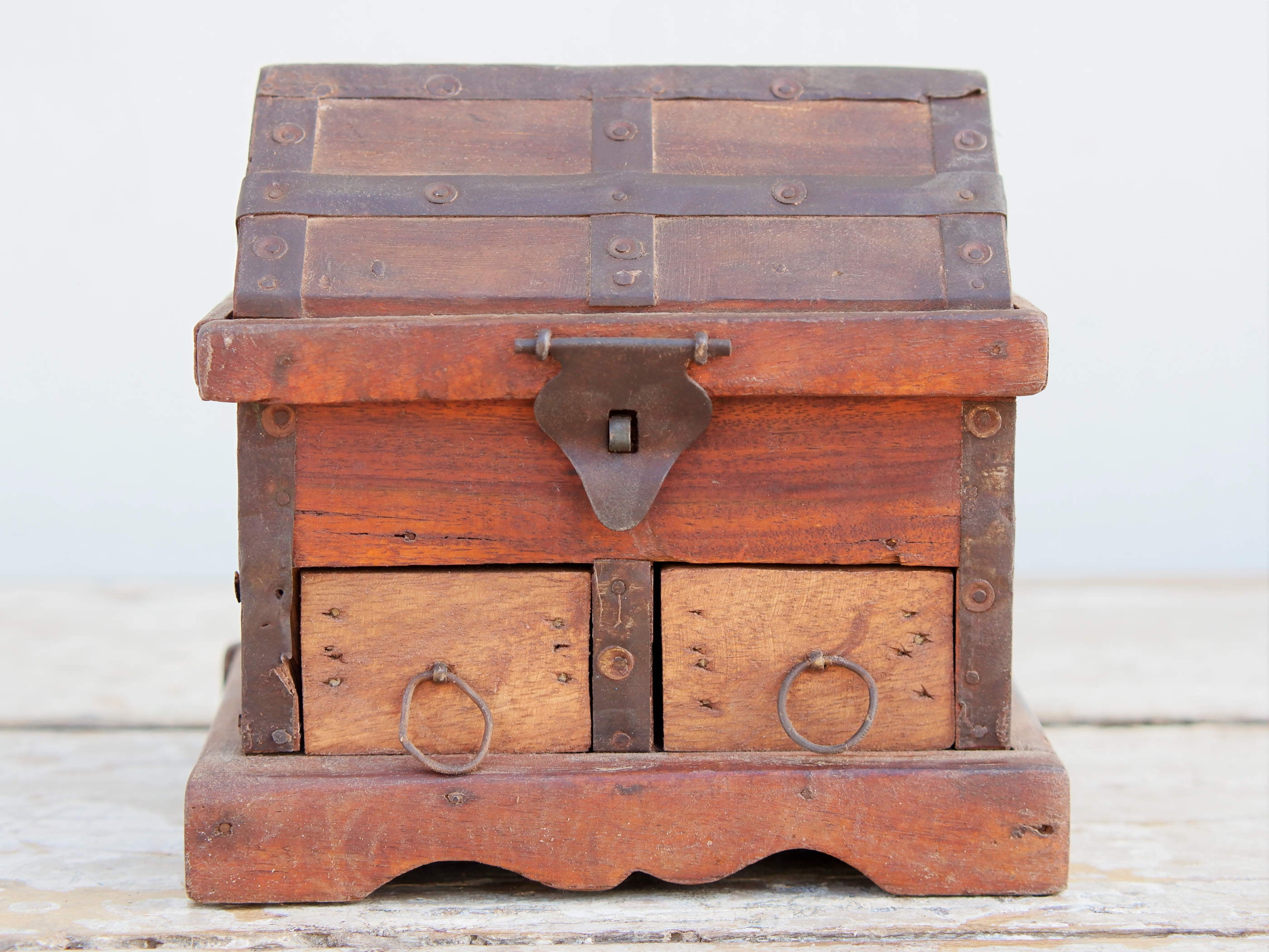 box, bauletto, scatola, box indiano in legno di teak e metallo. costruita ed assemblata artigianalmente, originale in ogni parte.  dimensioni 17x14 h18cm