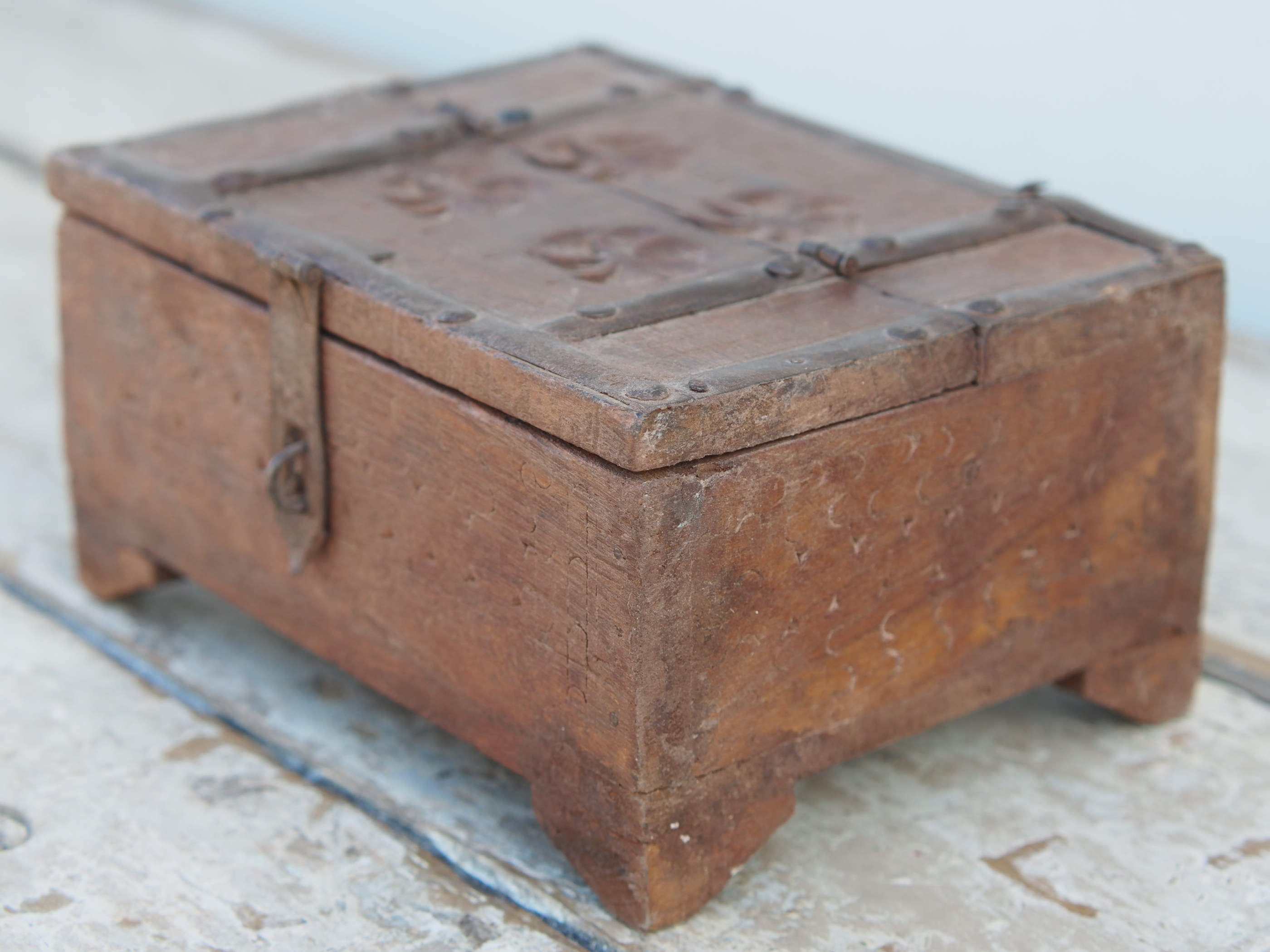 box, bauletto, scatola, box indiano in legno di teak e metallo. costruita ed assemblata artigianalmente, originale in ogni parte.  dimensioni 20x15 h10cm