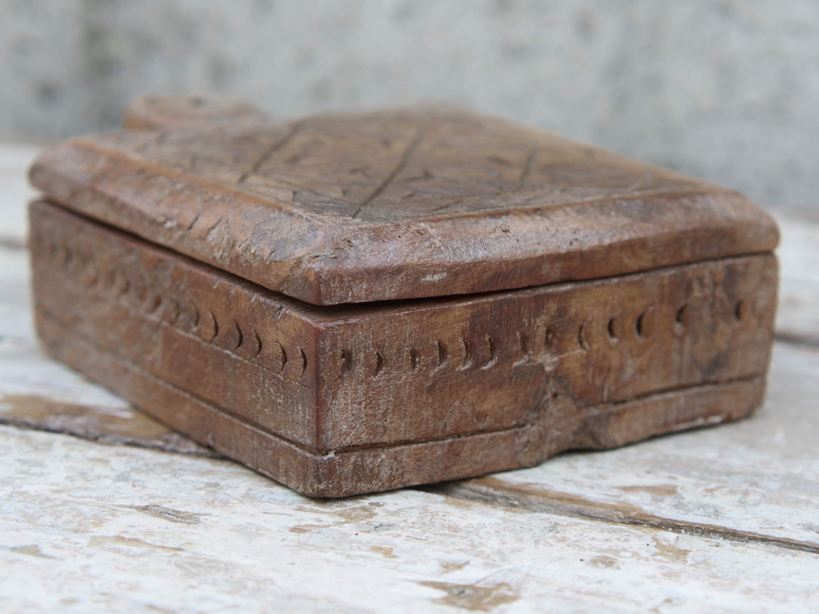 Scatola portaspezie indiana in legno, con manico e apertura scorrevole. Ricavata da un unico tronco incavato e inciso a mano. Databile metà '900.  dimensioni 15x21 h7cm