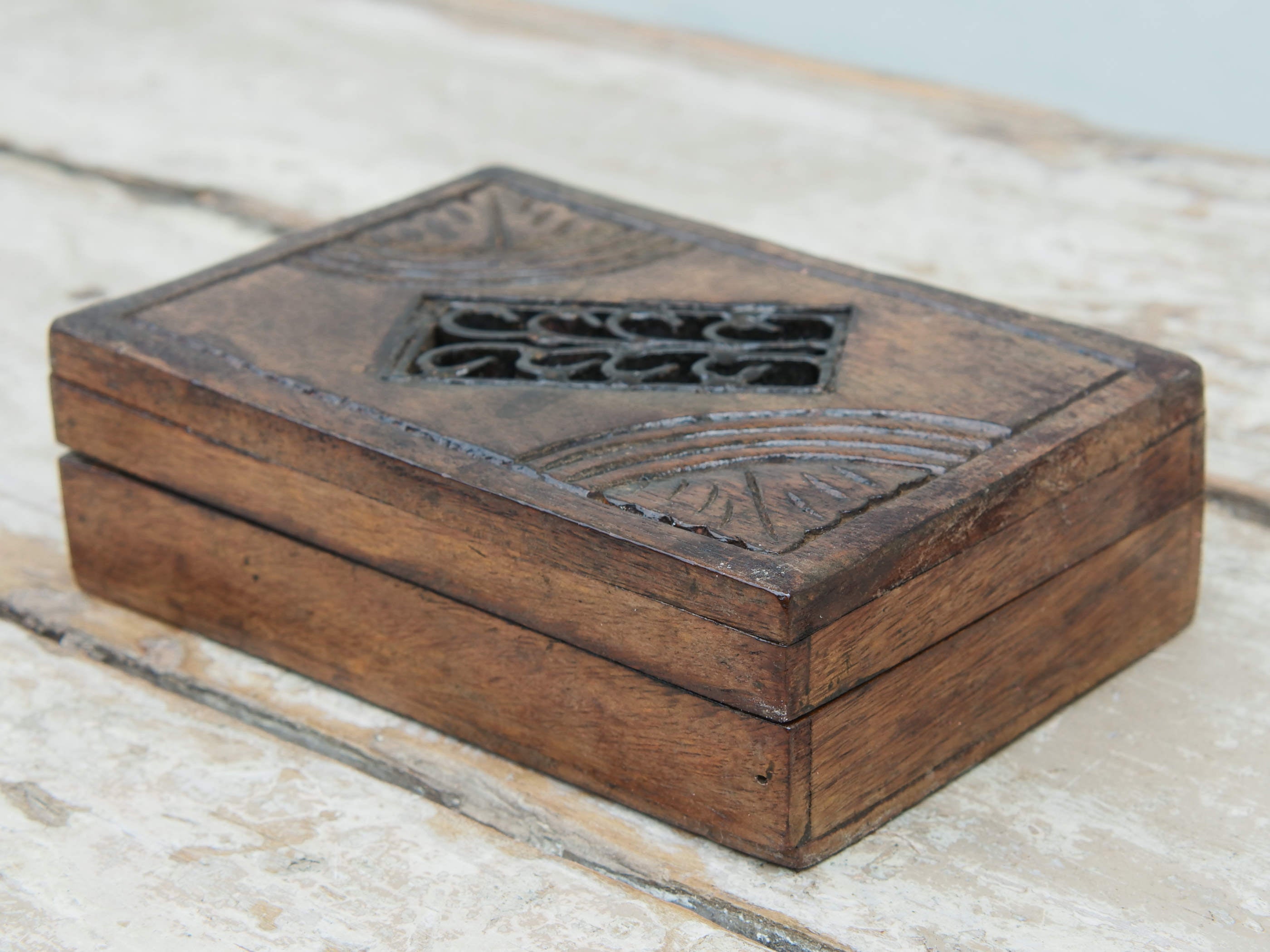 box, bauletto, scatola, box indiano in legno di teak e metallo. costruita ed assemblata artigianalmente, originale in ogni parte. box vintage, anno 80/90. pezzo unico.  dimensioni 17x11 h4 cm 