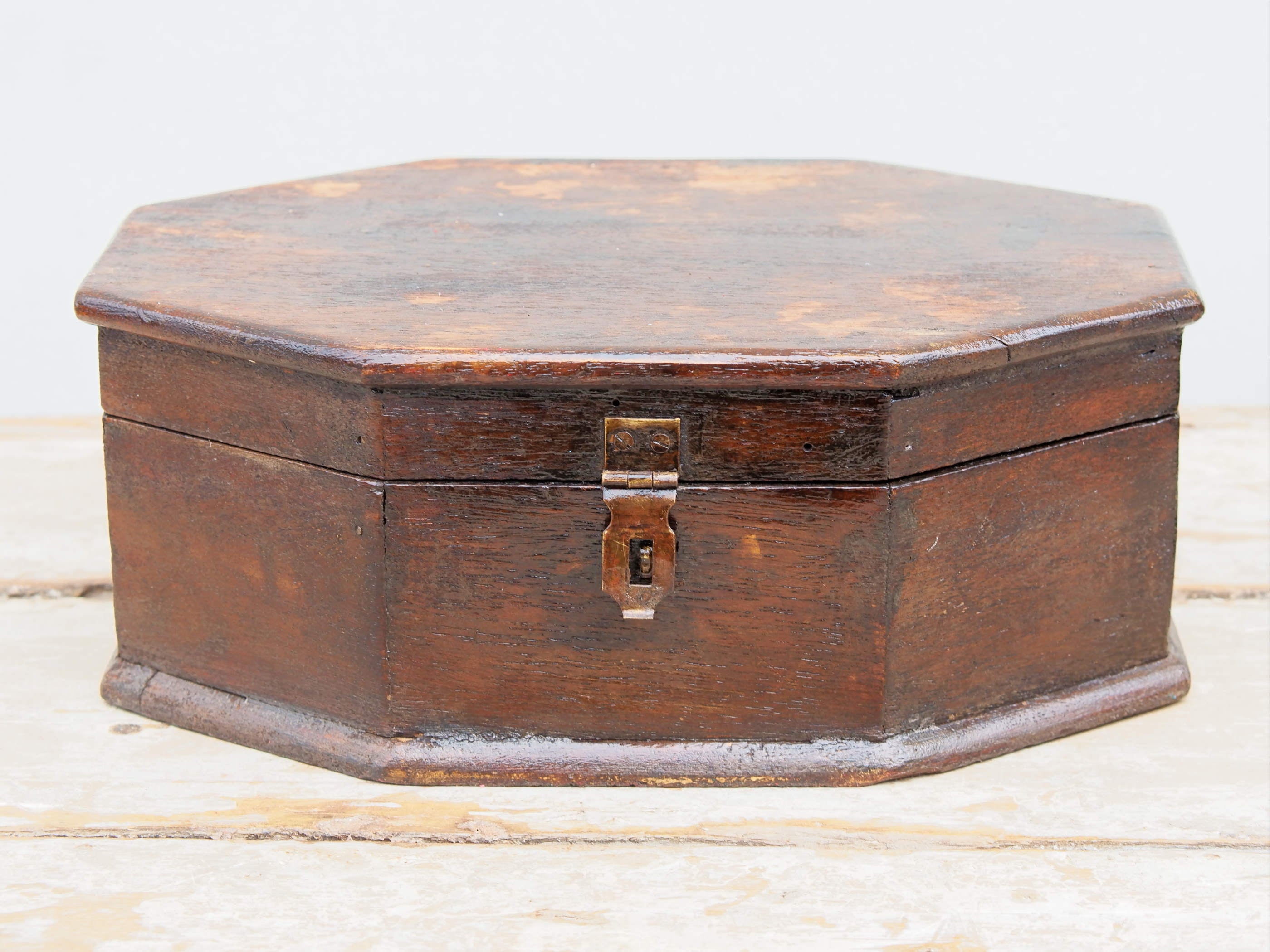 Scatola, box, bauletto indiano in legno. Lavorato artigianalmente. Databile metà '900.  dimensioni 29x20 h11cm