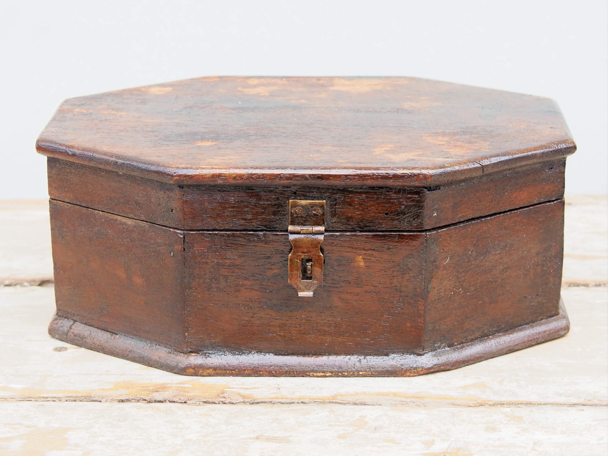 Scatola, box, bauletto indiano in legno. Lavorato artigianalmente. Databile metà '900.  dimensioni 29x20 h11cm