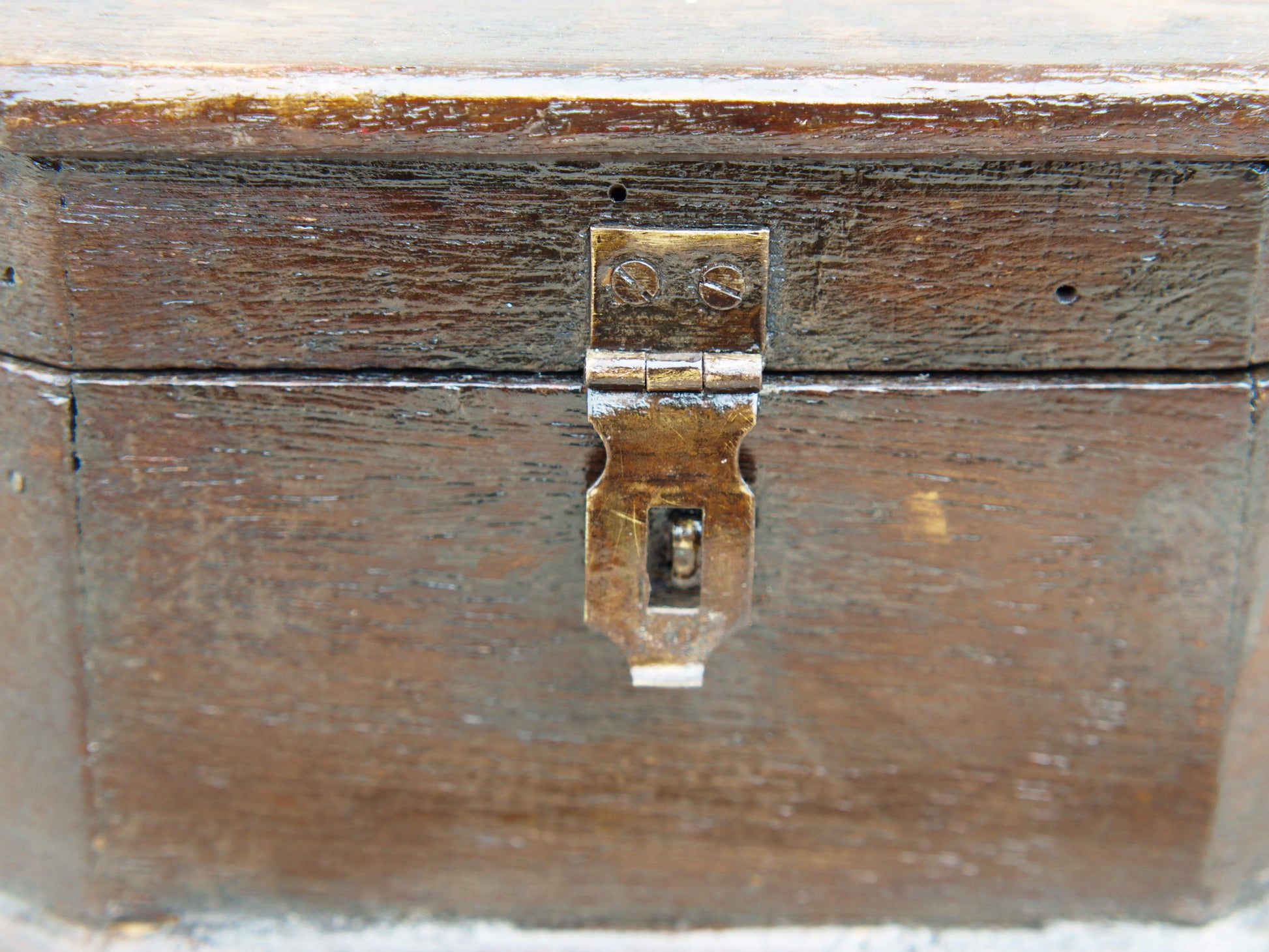 Scatola, box, bauletto indiano in legno. Lavorato artigianalmente. Databile metà '900.  dimensioni 29x20 h11cm