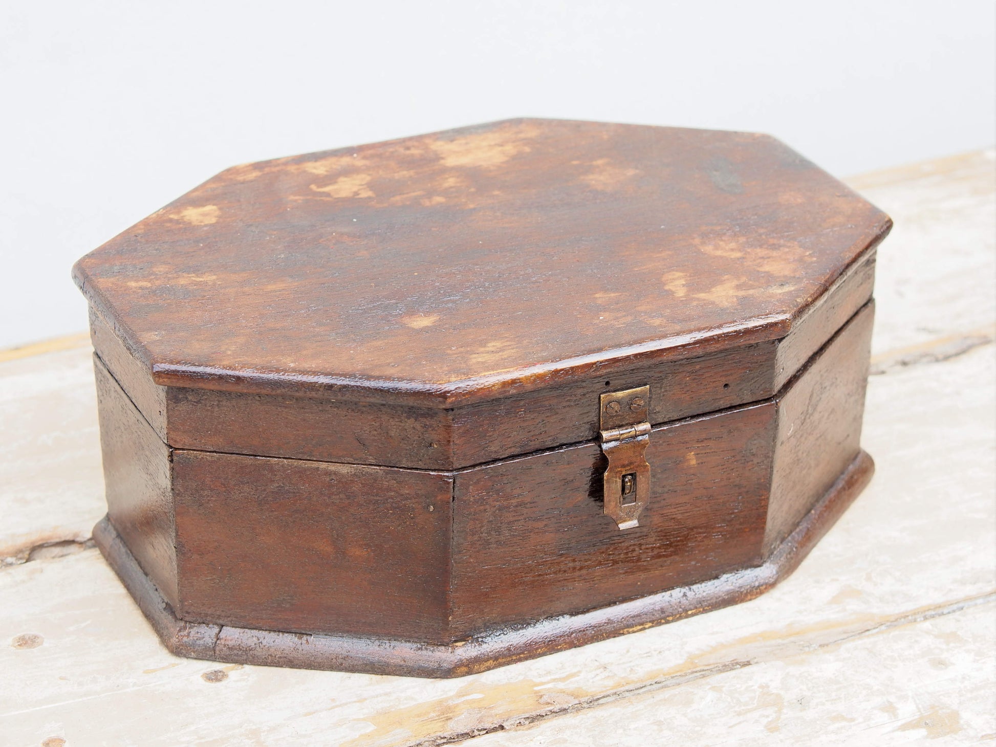 Scatola, box, bauletto indiano in legno. Lavorato artigianalmente. Databile metà '900.  dimensioni 29x20 h11cm