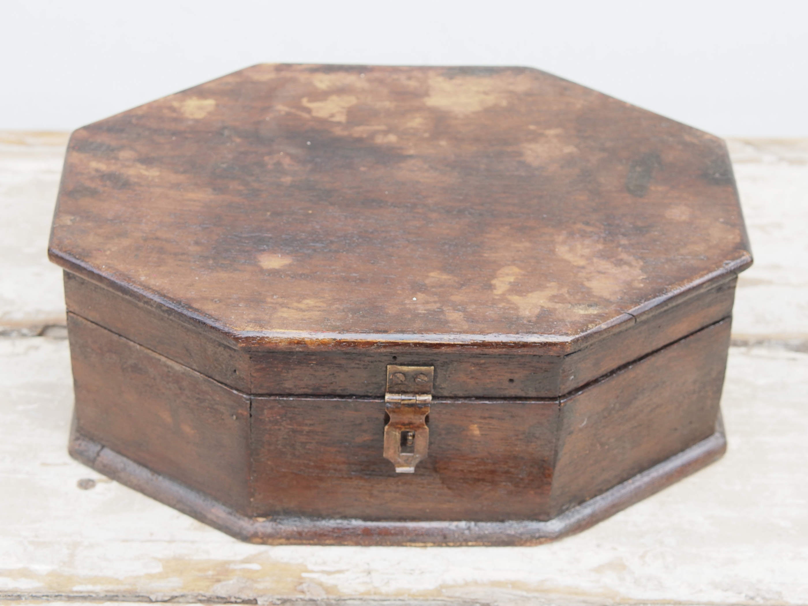 Scatola, box, bauletto indiano in legno. Lavorato artigianalmente. Databile metà '900.  dimensioni 29x20 h11cm