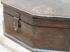 Scatola, box, bauletto indiano in legno. Lavorato artigianalmente. Databile metà '900.  dimensioni 29x20 h11cm