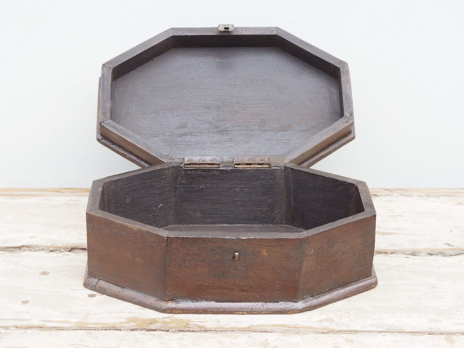 Scatola, box, bauletto indiano in legno. Lavorato artigianalmente. Databile metà '900.  dimensioni 29x20 h11cm