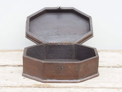 Scatola, box, bauletto indiano in legno. Lavorato artigianalmente. Databile metà '900.  dimensioni 29x20 h11cm