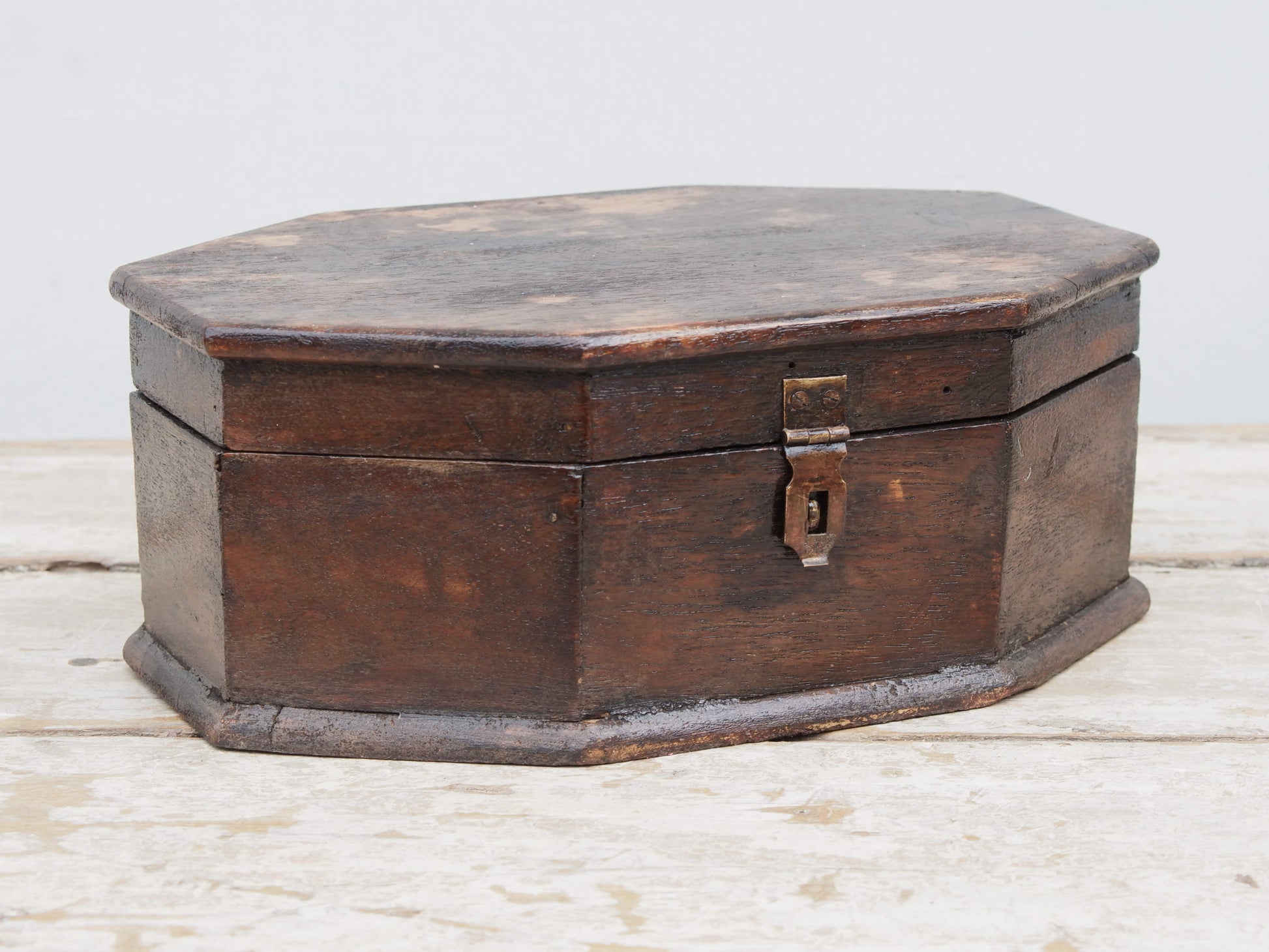 Scatola, box, bauletto indiano in legno. Lavorato artigianalmente. Databile metà '900.  dimensioni 29x20 h11cm