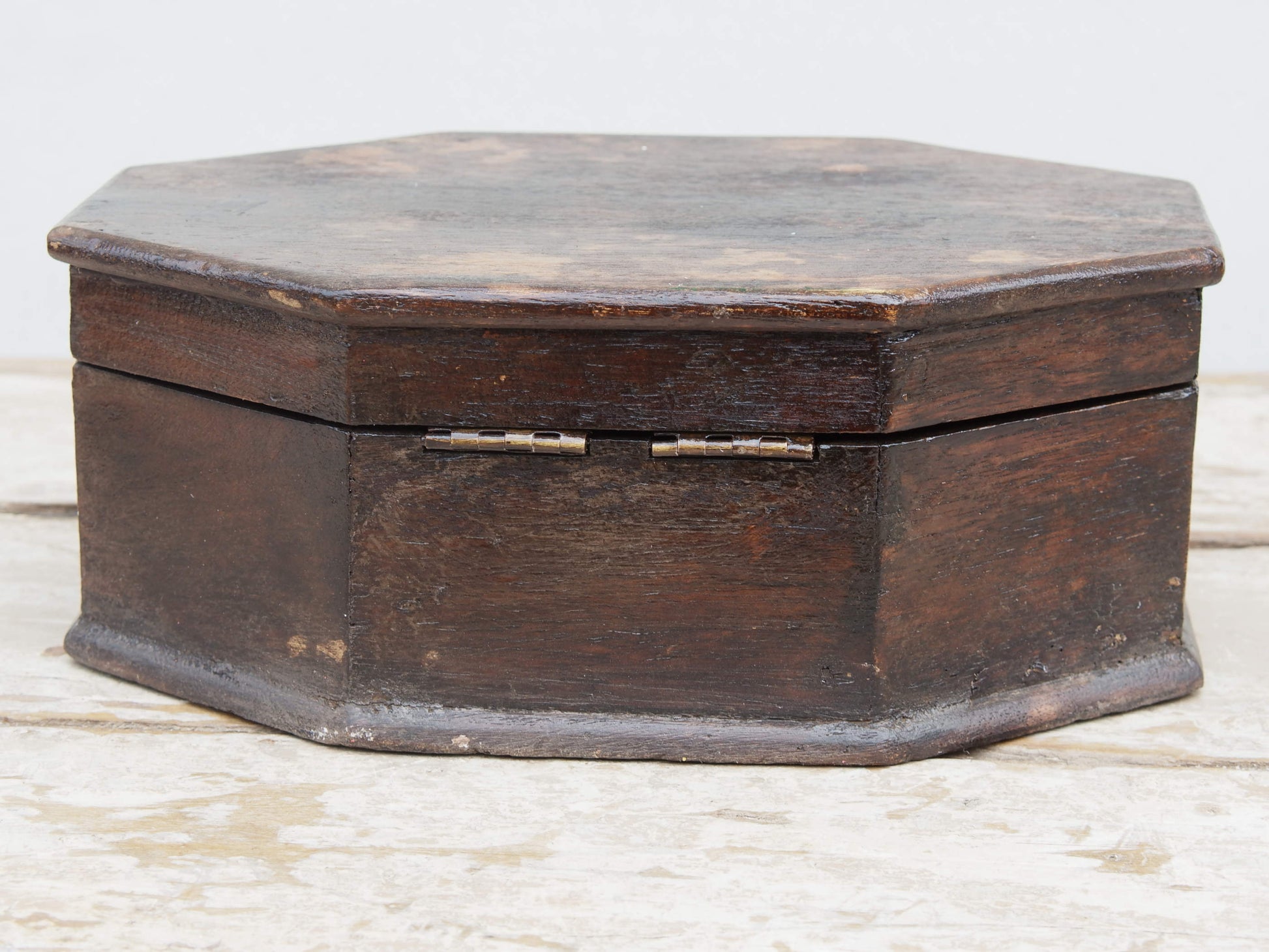 Scatola, box, bauletto indiano in legno. Lavorato artigianalmente. Databile metà '900.  dimensioni 29x20 h11cm