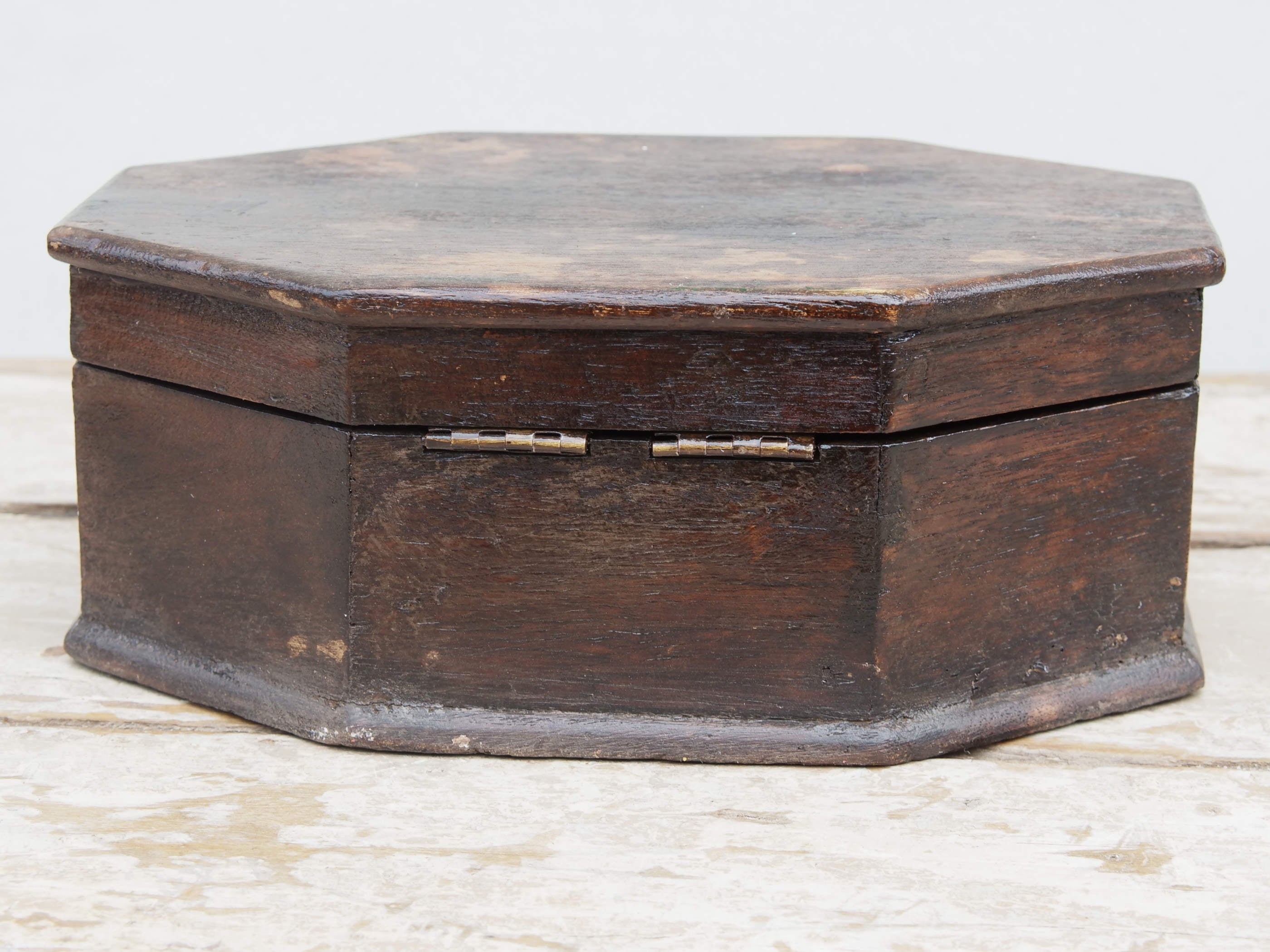 Scatola, box, bauletto indiano in legno. Lavorato artigianalmente. Databile metà '900.  dimensioni 29x20 h11cm