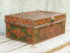 vecchio box, bauletto, scatola, indiana in metallo dipinto con motivi floreali. impiegata solitamente per le offerte nei templi o come cassa nei negozi, motivo per cui sopra vi è un foro dove mettere le offerte. internamente sono presenti vari scomparti. assemblata artigianalmente, originale in ogni parte. pezzo vintage, anno '50/60 pezzo unico.  dimensioni 42x29 h17 cm
