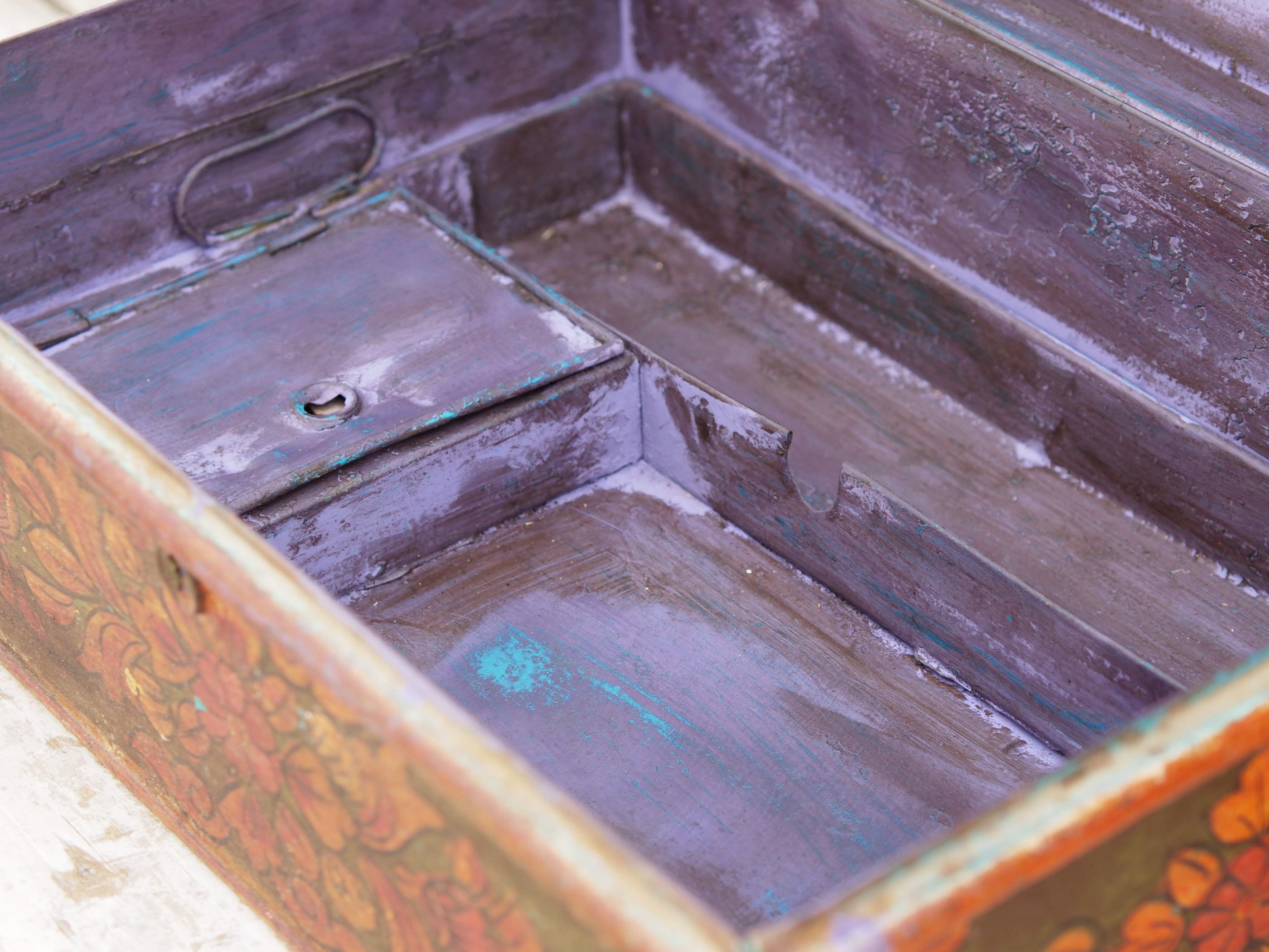 vecchio box, bauletto, scatola, indiana in metallo dipinto con motivi floreali. impiegata solitamente per le offerte nei templi o come cassa nei negozi, motivo per cui sopra vi è un foro dove mettere le offerte. internamente sono presenti vari scomparti. assemblata artigianalmente, originale in ogni parte. pezzo vintage, anno '50/60 pezzo unico.  dimensioni 42x29 h17 cm