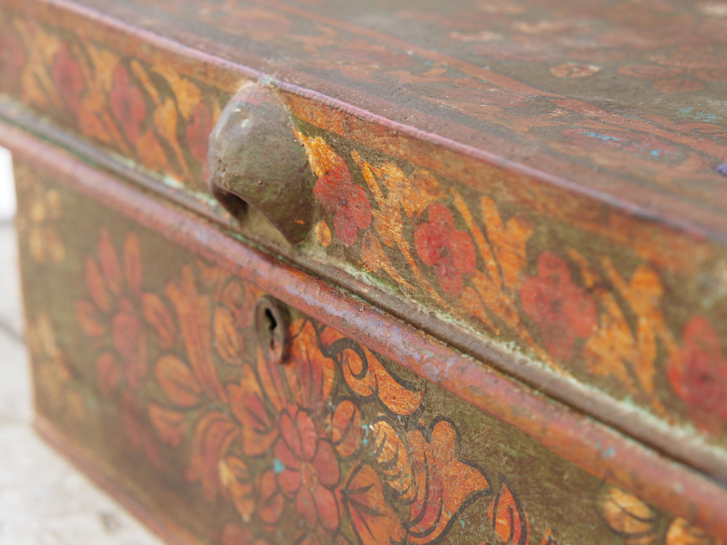 vecchio box, bauletto, scatola, indiana in metallo dipinto con motivi floreali. impiegata solitamente per le offerte nei templi o come cassa nei negozi, motivo per cui sopra vi è un foro dove mettere le offerte. internamente sono presenti vari scomparti. assemblata artigianalmente, originale in ogni parte. pezzo vintage, anno '50/60 pezzo unico.  dimensioni 42x29 h17 cm