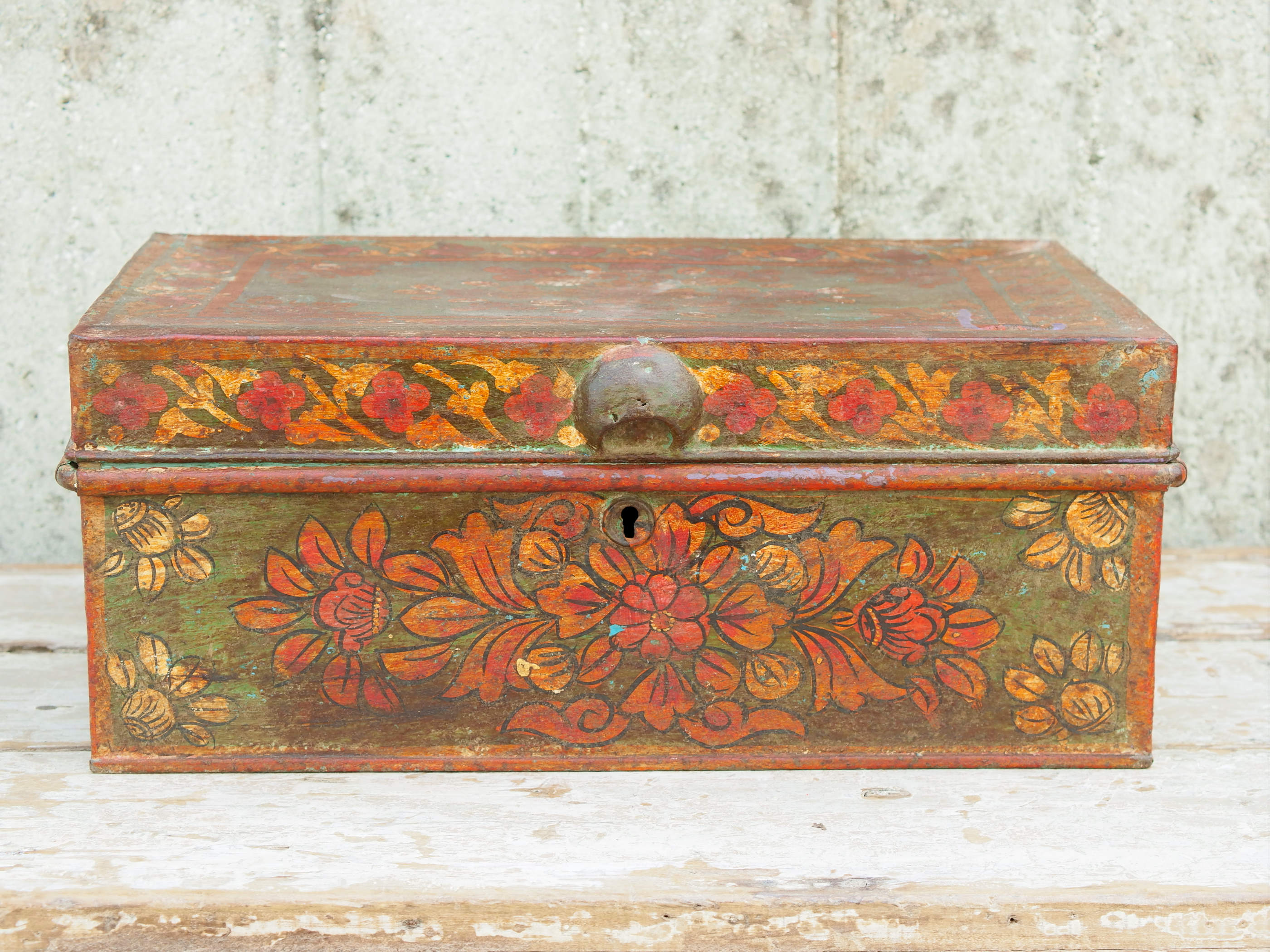 vecchio box, bauletto, scatola, indiana in metallo dipinto con motivi floreali. impiegata solitamente per le offerte nei templi o come cassa nei negozi, motivo per cui sopra vi è un foro dove mettere le offerte. internamente sono presenti vari scomparti. assemblata artigianalmente, originale in ogni parte. pezzo vintage, anno '50/60 pezzo unico.  dimensioni 42x29 h17 cm