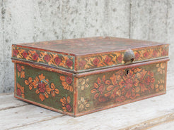 vecchio box, bauletto, scatola, indiana in metallo dipinto con motivi floreali. impiegata solitamente per le offerte nei templi o come cassa nei negozi, motivo per cui sopra vi è un foro dove mettere le offerte. internamente sono presenti vari scomparti. assemblata artigianalmente, originale in ogni parte. pezzo vintage, anno '50/60 pezzo unico.  dimensioni 42x29 h17 cm