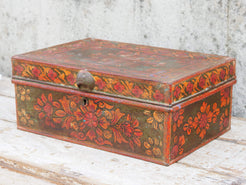 vecchio box, bauletto, scatola, indiana in metallo dipinto con motivi floreali. impiegata solitamente per le offerte nei templi o come cassa nei negozi, motivo per cui sopra vi è un foro dove mettere le offerte. internamente sono presenti vari scomparti. assemblata artigianalmente, originale in ogni parte. pezzo vintage, anno '50/60 pezzo unico.  dimensioni 42x29 h17 cm