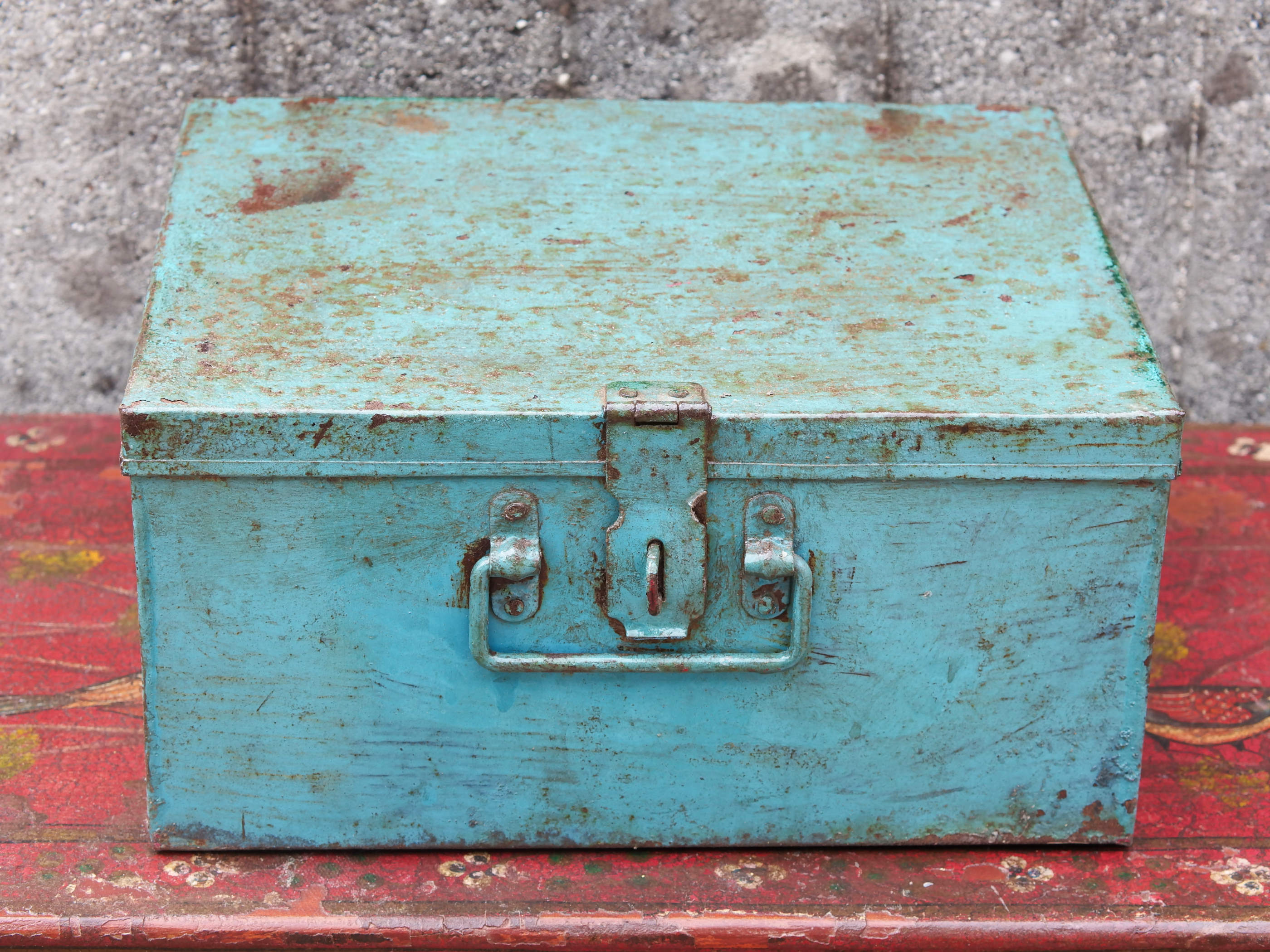 vecchio box, bauletto, scatola, indiana in metallo dipinto. internamente sono presenti 10 scomparti. assemblata artigianalmente, originale in ogni parte. pezzo vintage, anno '50/60 pezzo unico.  dimensioni 31x25 h15 cm 