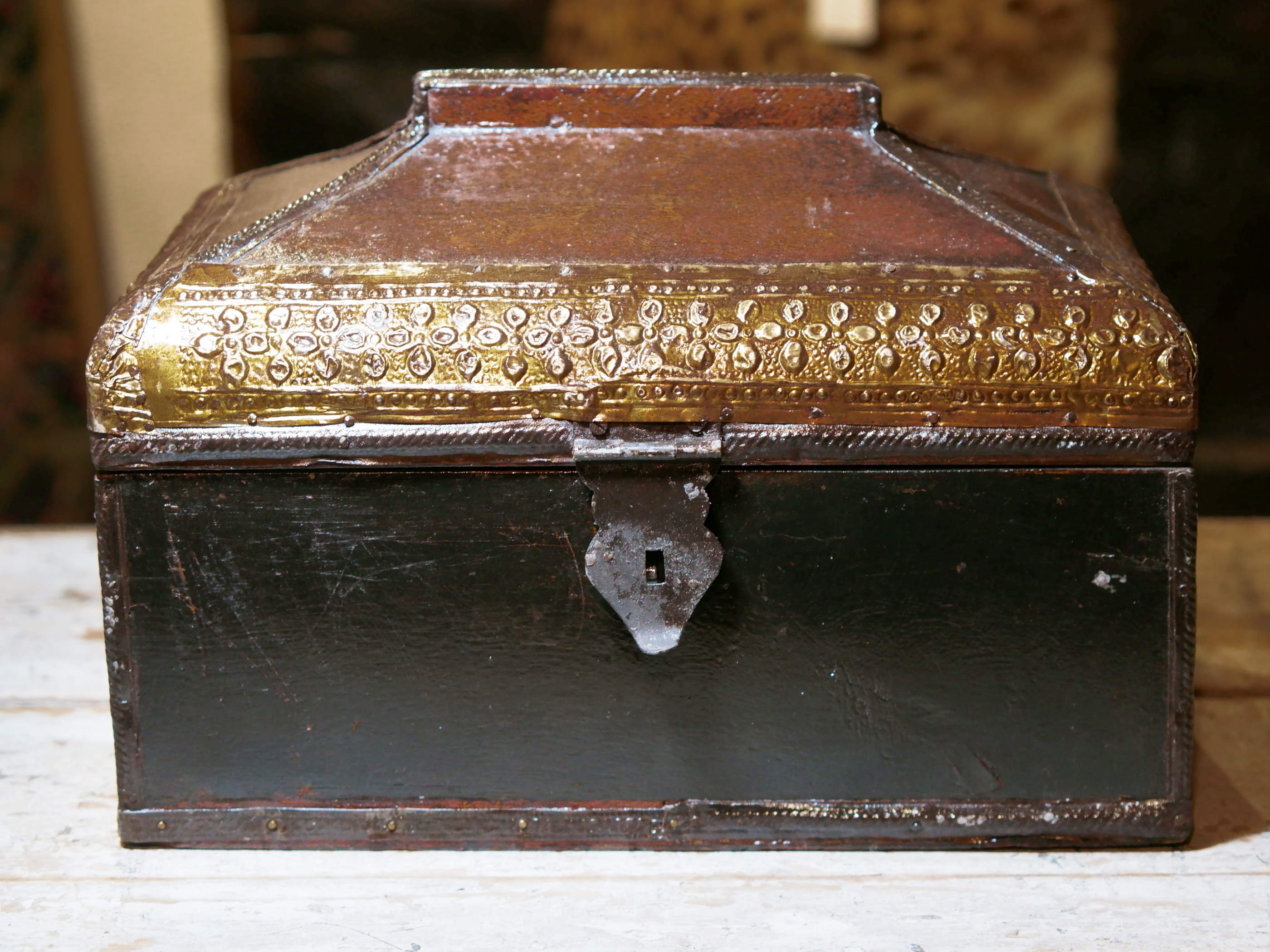 box, bauletto, scatola, box indiano in legno di teak e metallo. costruita ed assemblata artigianalmente, originale in ogni parte. box vintage , anno 80/90. pezzi unici. cercate nel sito o in etsy per altri modelli  dimensioni 31x19 h23 cm  
