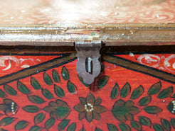 scatola, box indiano in legno di teak dipinto. costruita ed assemblata artigianalmente, originale in ogni parte.  dimensioni 38x25 h13cm