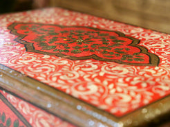 scatola, box indiano in legno di teak dipinto. costruita ed assemblata artigianalmente, originale in ogni parte.  dimensioni 38x25 h13cm