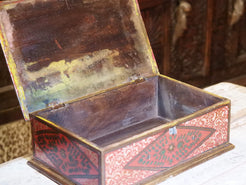 scatola, box indiano in legno di teak dipinto. costruita ed assemblata artigianalmente, originale in ogni parte.  dimensioni 38x25 h13cm