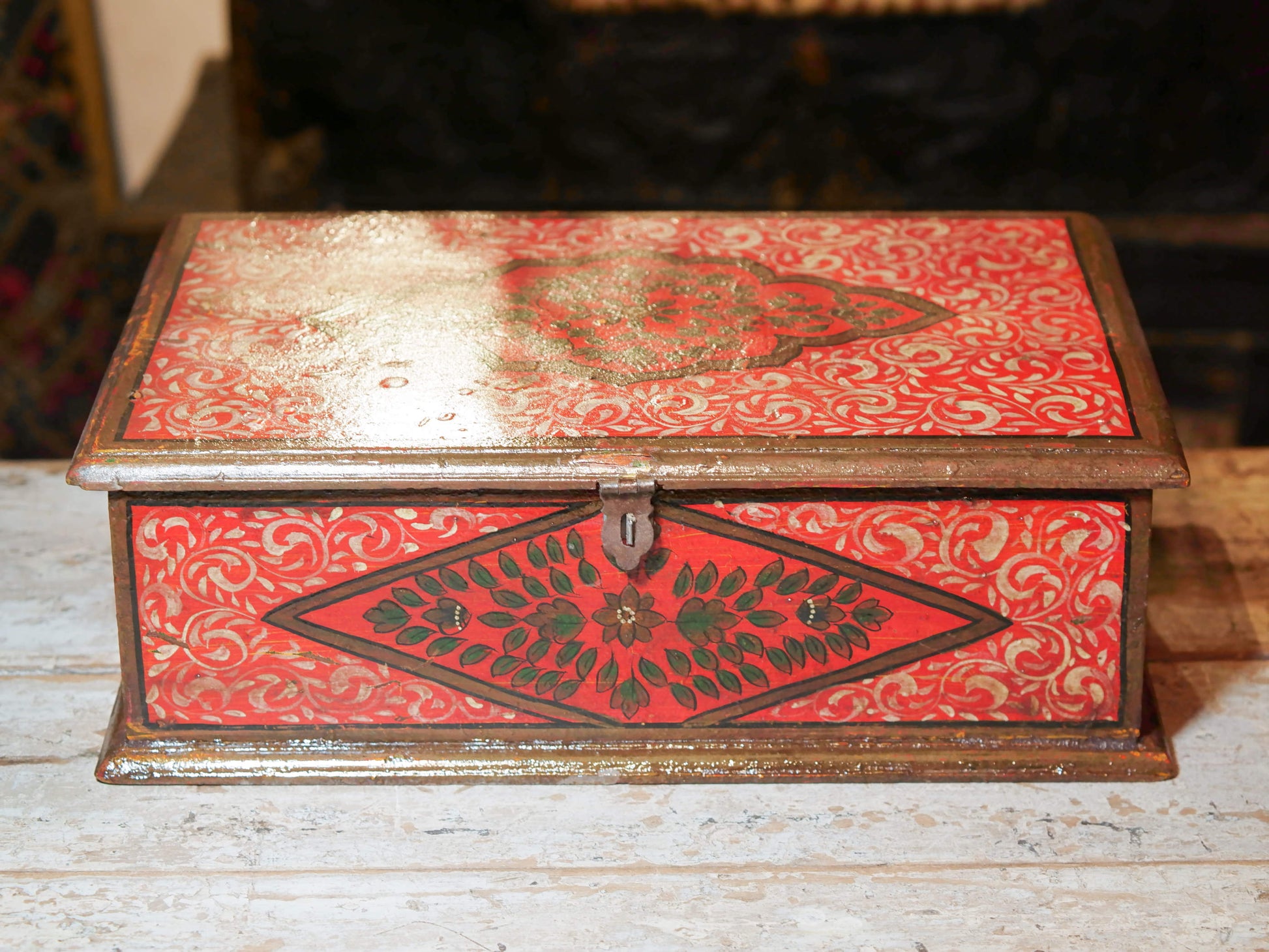 scatola, box indiano in legno di teak dipinto. costruita ed assemblata artigianalmente, originale in ogni parte.  dimensioni 38x25 h13cm