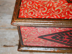 scatola, box indiano in legno di teak dipinto. costruita ed assemblata artigianalmente, originale in ogni parte.  dimensioni 38x25 h13cm