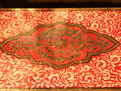 scatola, box indiano in legno di teak dipinto. costruita ed assemblata artigianalmente, originale in ogni parte.  dimensioni 38x25 h13cm