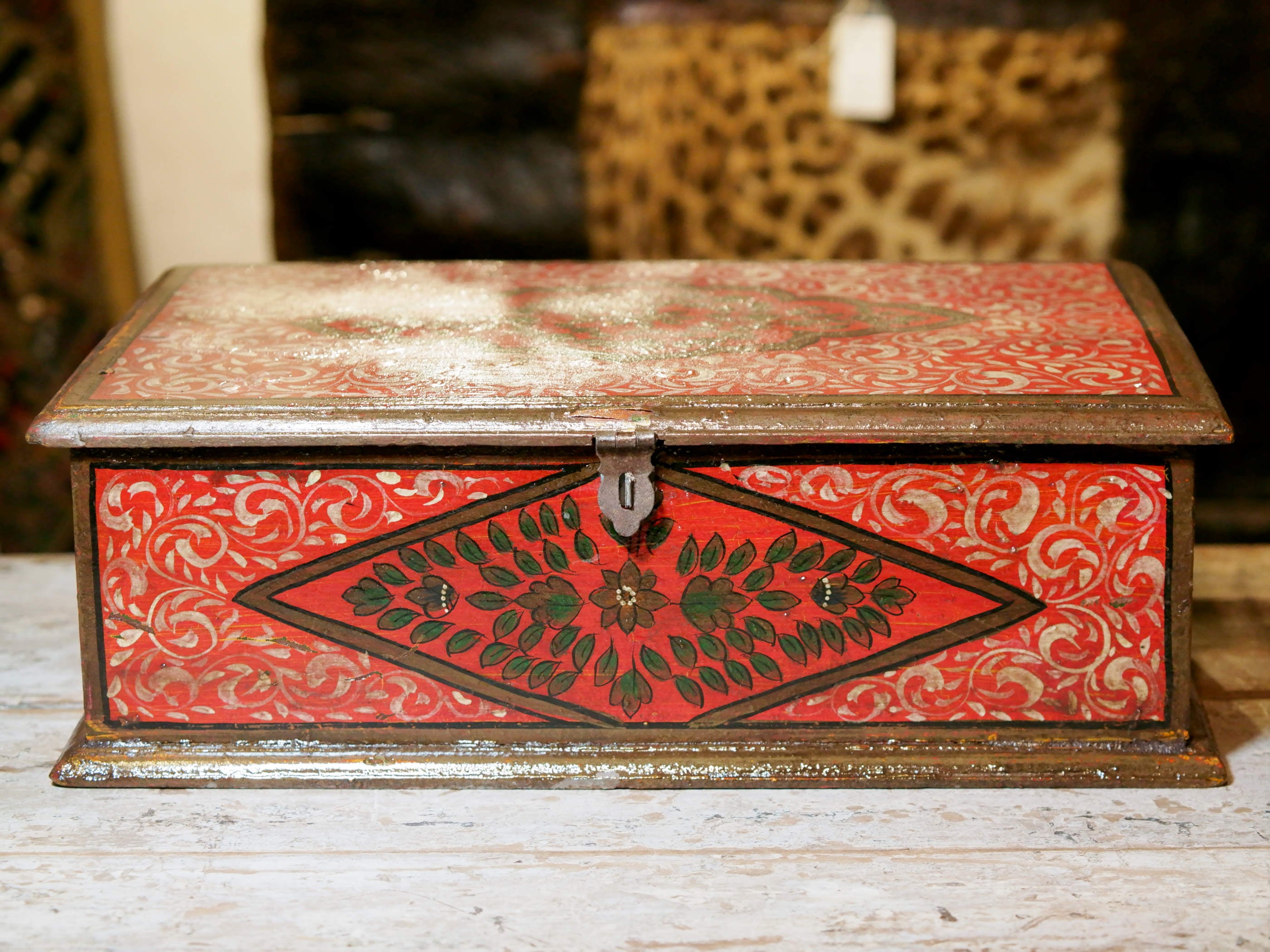 scatola, box indiano in legno di teak dipinto. costruita ed assemblata artigianalmente, originale in ogni parte.  dimensioni 38x25 h13cm