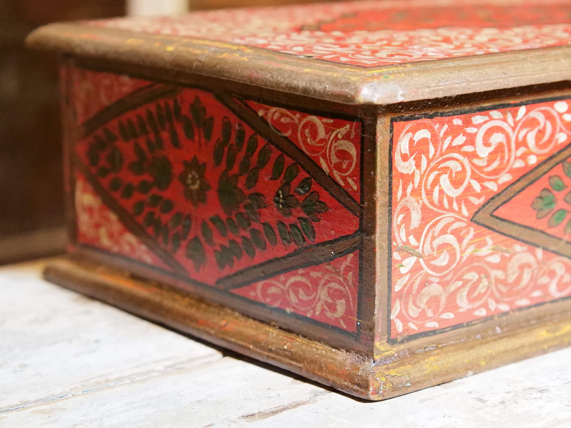 scatola, box indiano in legno di teak dipinto. costruita ed assemblata artigianalmente, originale in ogni parte.  dimensioni 38x25 h13cm