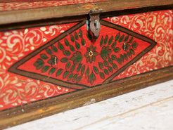scatola, box indiano in legno di teak dipinto. costruita ed assemblata artigianalmente, originale in ogni parte.  dimensioni 38x25 h13cm