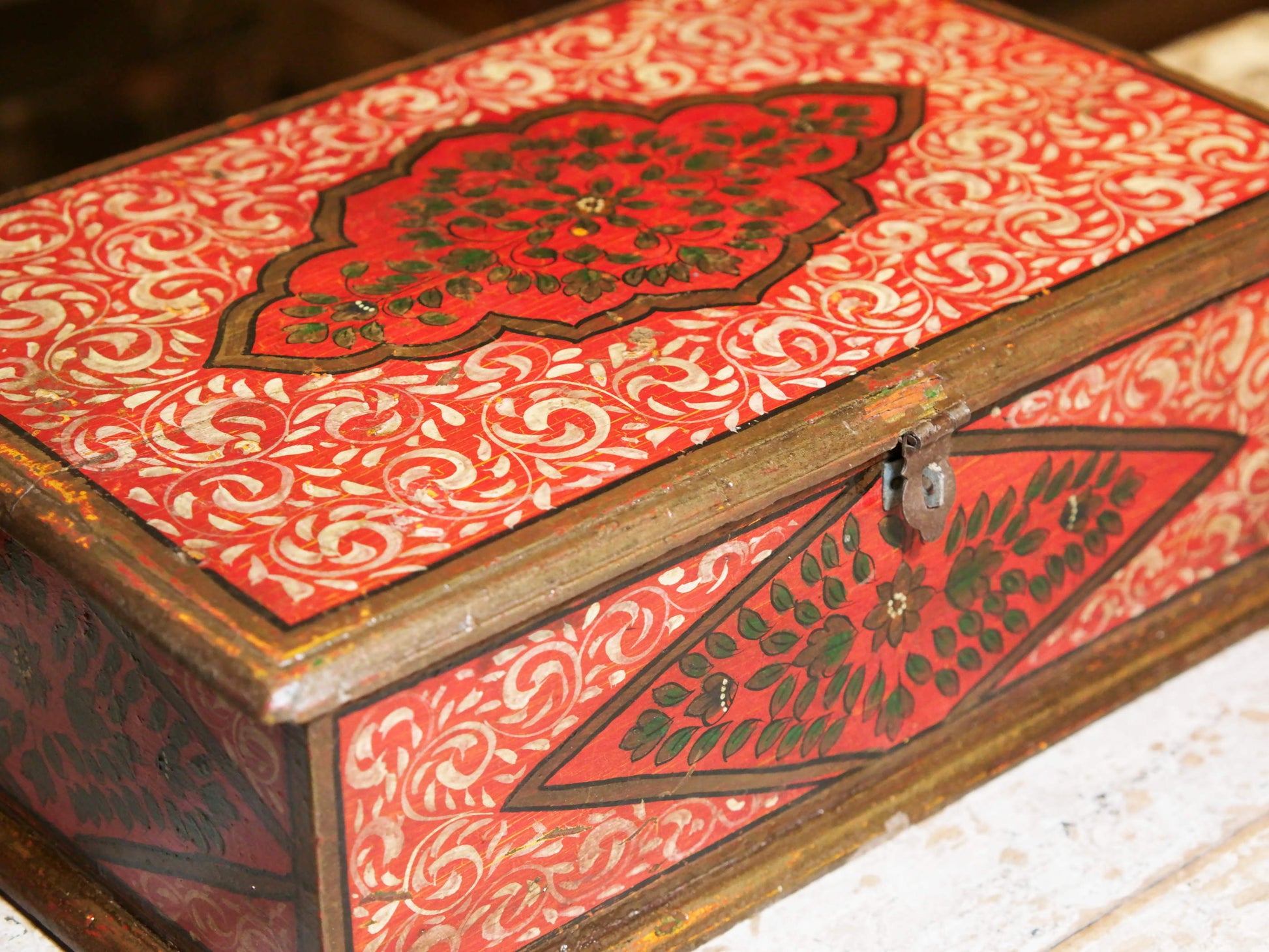 scatola, box indiano in legno di teak dipinto. costruita ed assemblata artigianalmente, originale in ogni parte.  dimensioni 38x25 h13cm