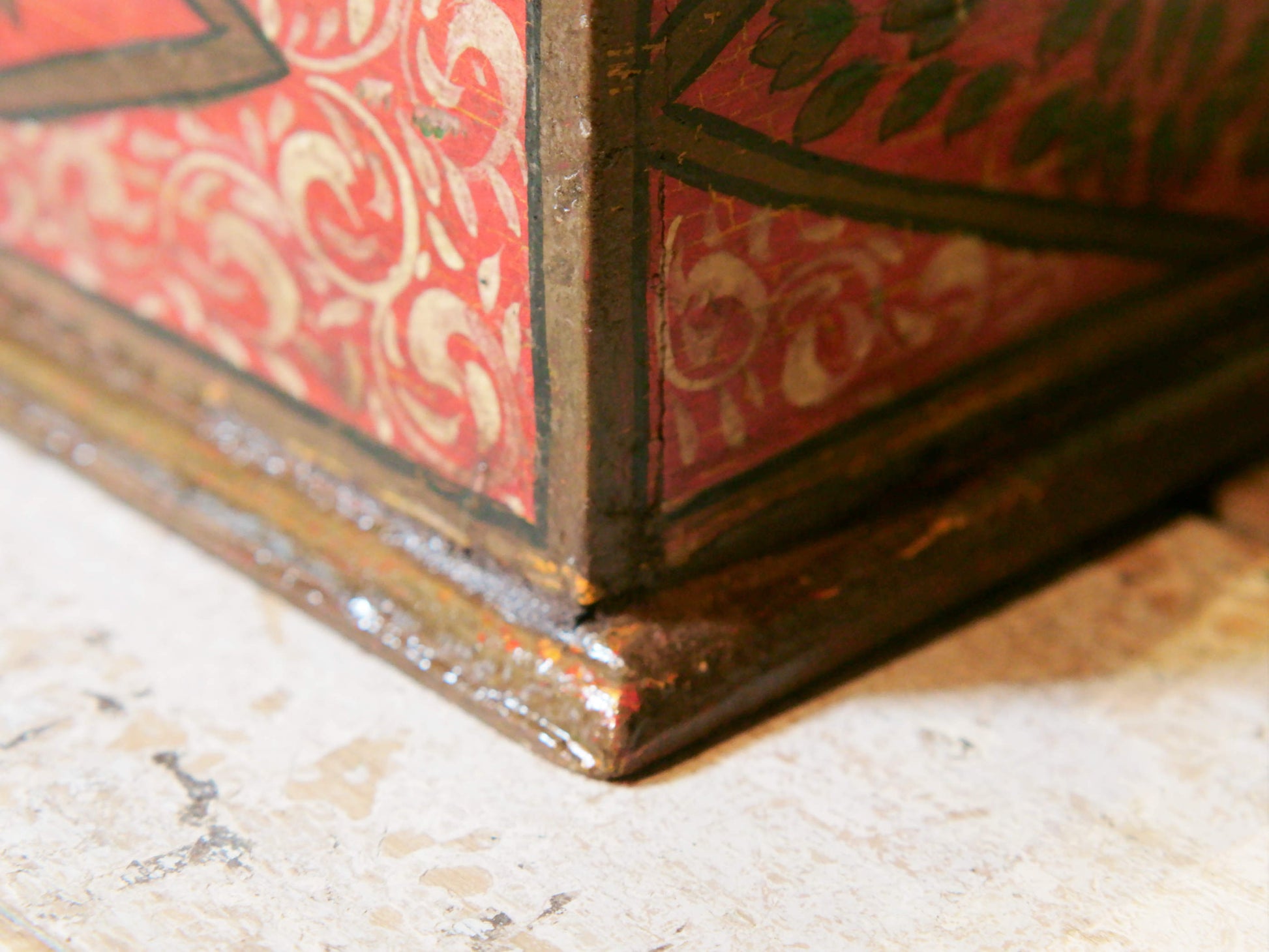 scatola, box indiano in legno di teak dipinto. costruita ed assemblata artigianalmente, originale in ogni parte.  dimensioni 38x25 h13cm