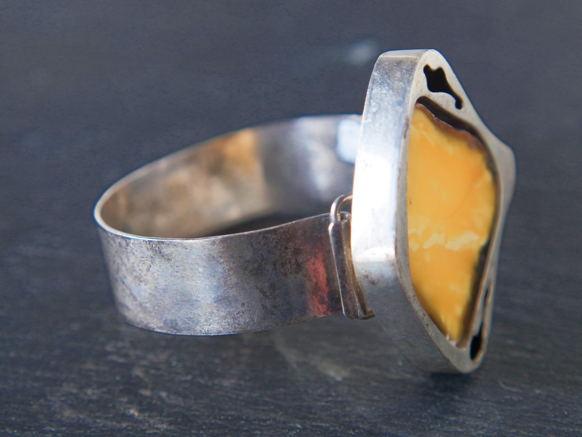 bracciale rigido in argento e ambra, lavorato artigianalmente, pezzo unico.altezza bracciale 1.8cm, dimensioni parte frontale con pietra 5.5x6, lunghezza 18cm, peso 40gr