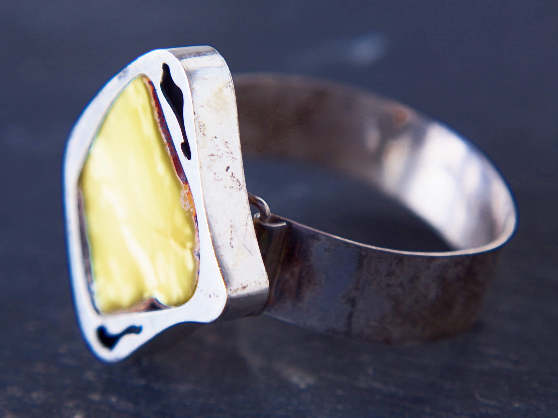 bracciale rigido in argento e ambra, lavorato artigianalmente, pezzo unico.altezza bracciale 1.8cm, dimensioni parte frontale con pietra 5.5x6, lunghezza 18cm, peso 40gr