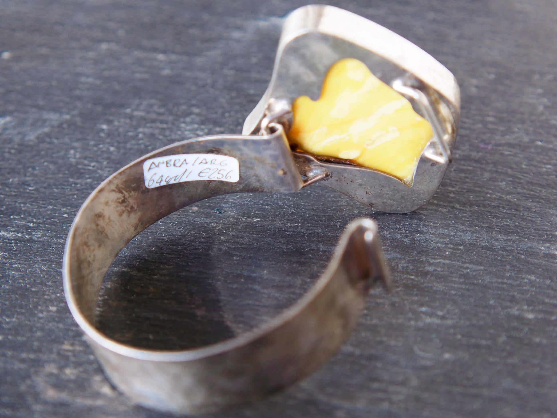 bracciale rigido in argento e ambra, lavorato artigianalmente, pezzo unico.altezza bracciale 1.8cm, dimensioni parte frontale con pietra 5.5x6, lunghezza 18cm, peso 40gr