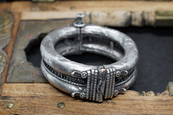 Dettaglio  della struttura massiccia da 130 grammi del bracciale etnico indiano