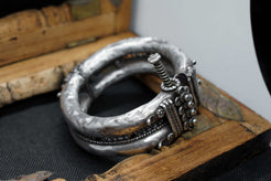Dettaglio artistico delle decorazioni e dei rilievi storici sul corpo del bracciale rigido
