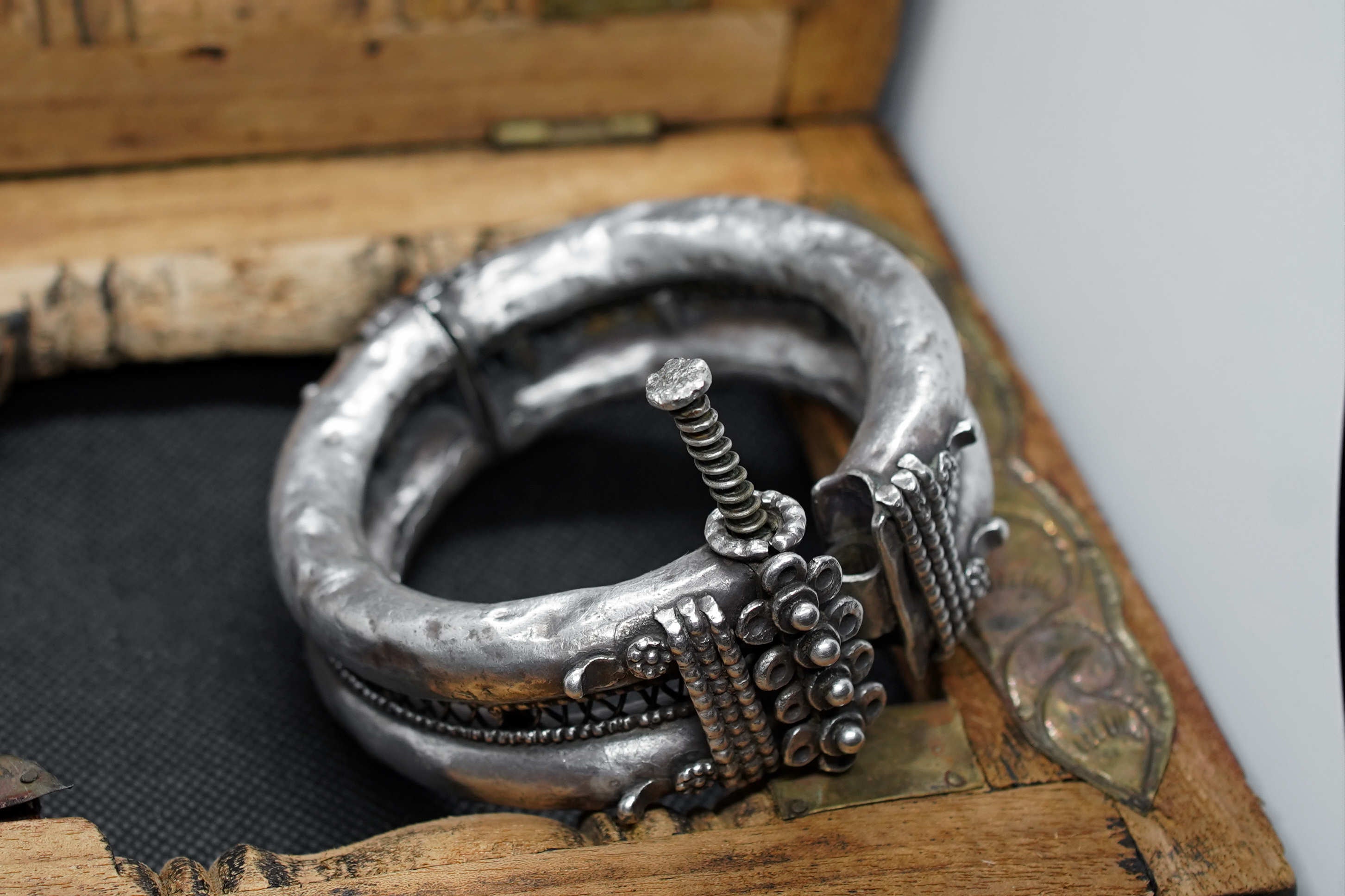 Dettaglio della struttura massiccia della chiusura del bracciale etnico.