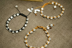 Primo piano completo dei dettagli costruttivi dei tre bracciali etnici cod.BRAC13.