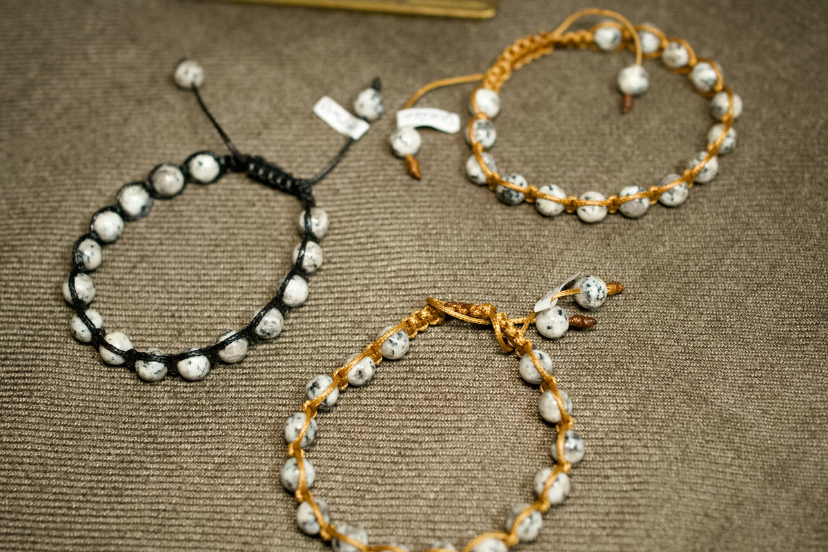 Primo piano completo dei dettagli costruttivi dei tre bracciali etnici cod.BRAC13.