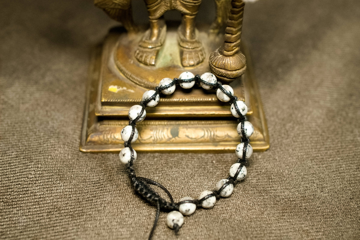 Primo piano delle finiture e dei nodi dell'intreccio artigianale del bracciale cod.BRAC13.