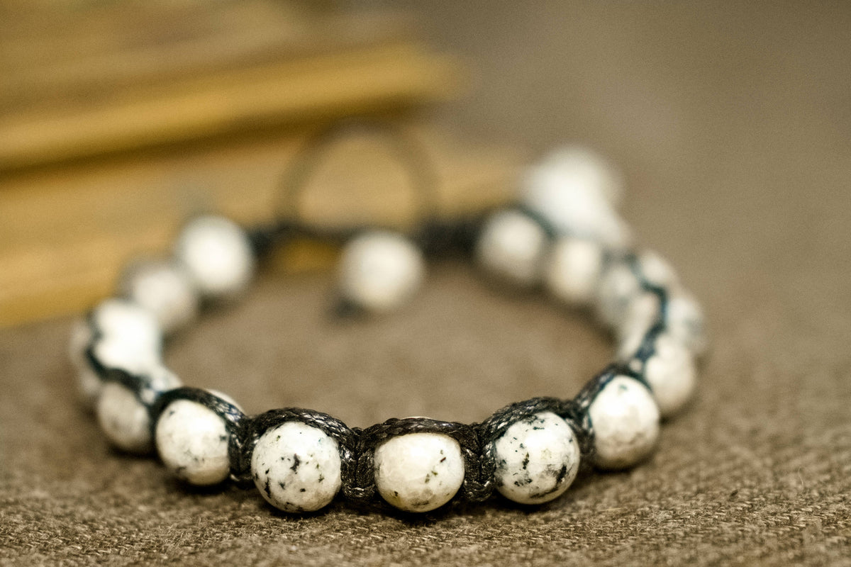 Dettaglio ravvicinato della superficie lucida e maculata delle pietre del bracciale cod.BRAC13