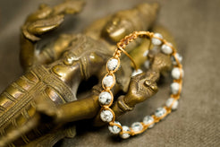 Vista ravvicinata che evidenzia la flessibilità della trama del bracciale cod.BRAC13