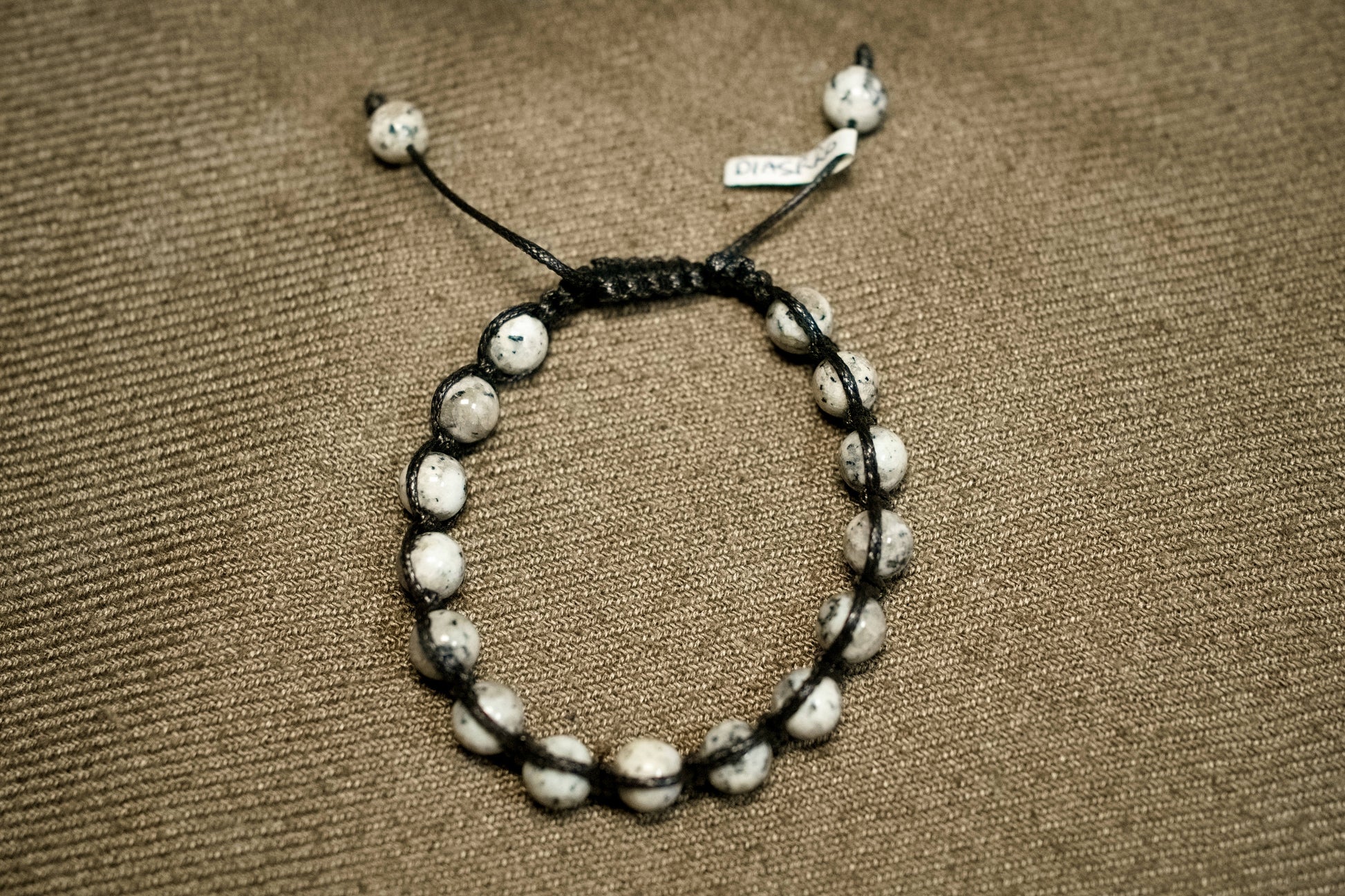 Inquadratura laterale del bracciale artigianale regolabile cod.BRAC13