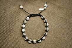 Inquadratura laterale del bracciale artigianale regolabile cod.BRAC13