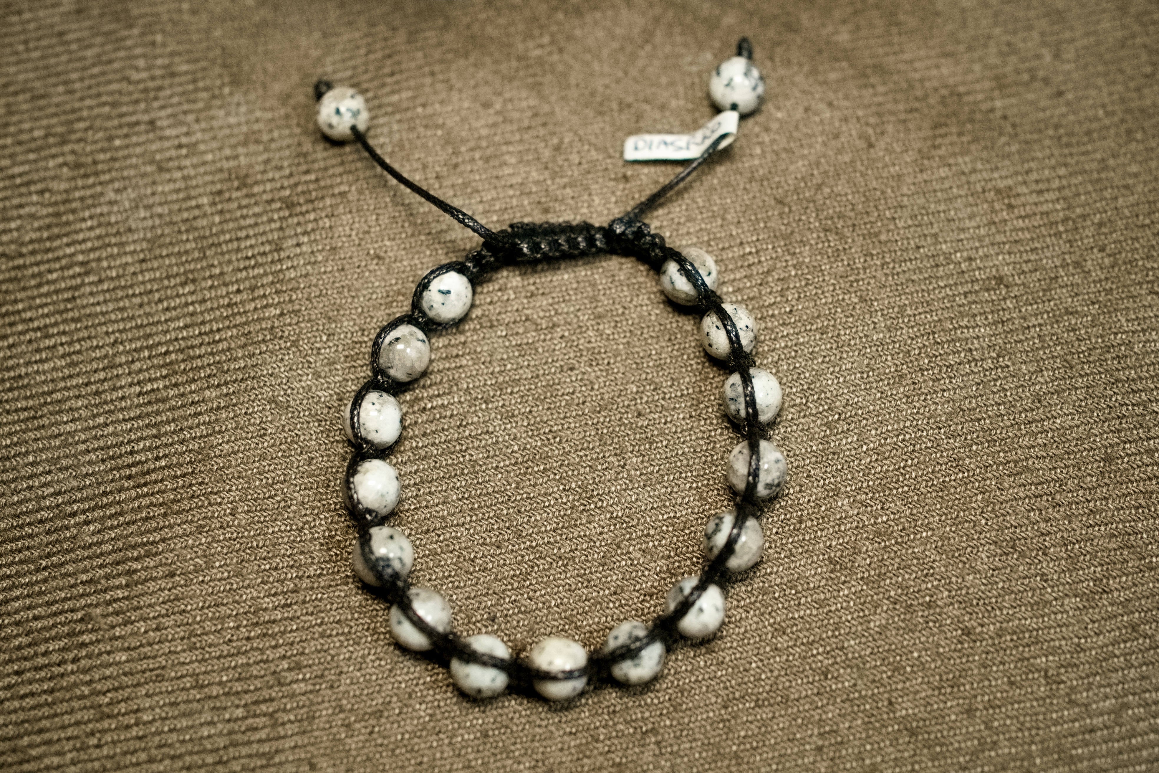 Inquadratura laterale del bracciale artigianale regolabile cod.BRAC13